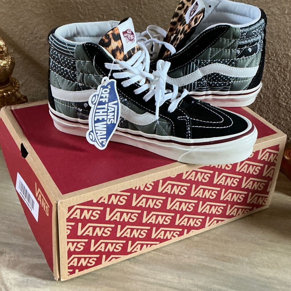 Vans Hightop Tennis Shoes NEW w tags and Box . Men’s SZ 6 Ladies SZ 7.5